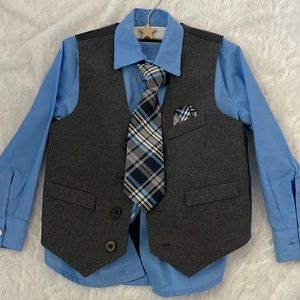 Boy’s Suit. Size 3T.